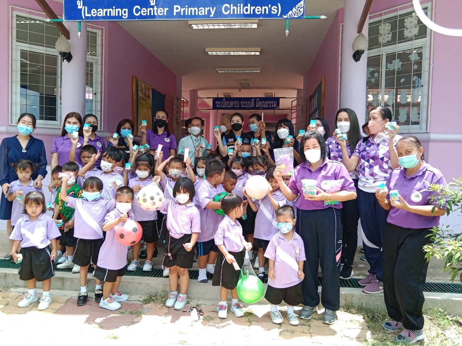 ตรวจเยี่ยมโรงเรียนพร้อมมอบขนมและนมเนื่องใน    